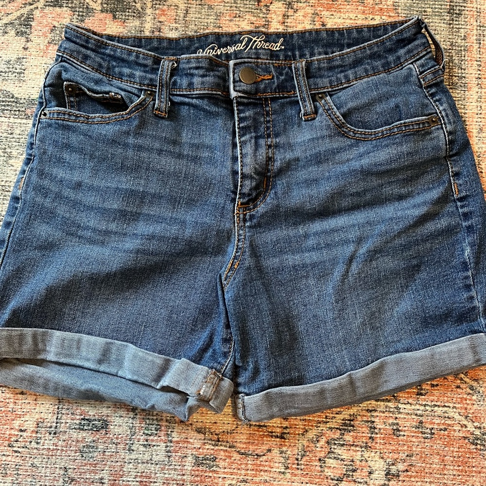 Universal thread size 6 Womens short with 5 inch inseam